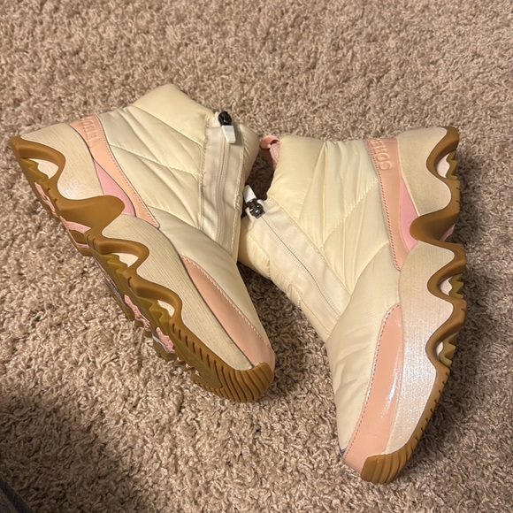 NWOB WNS Sorel Kinetic Impact Waterproof Zip Up Boots Sz 9 Chalk & Vintage Pink - Picture 3 of 11